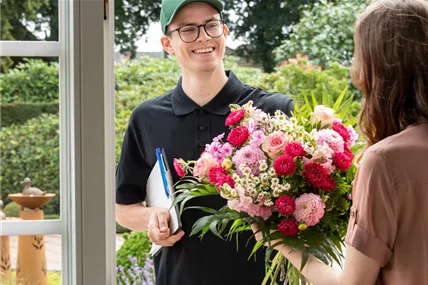 Lieferservice - Lieferant übergibt Blumenstrauß